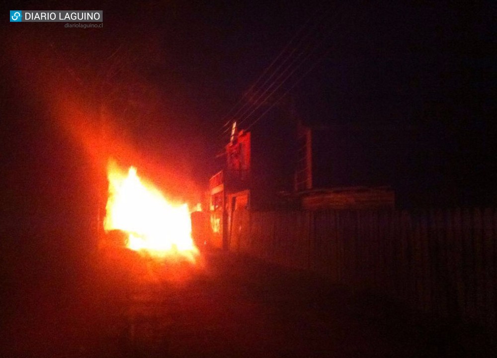 Auto resultó quemado en Los Lagos y bomberos evitó propagación a casa