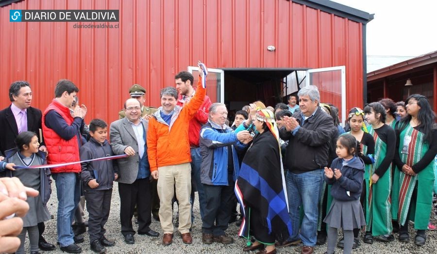 Inauguraron el nuevo patio cubierto de la Escuela Rural de Curiñanco