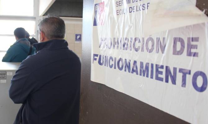 Dos conocidos locales de Río Bueno quedaron con prohibición de funcionamiento tras fiscalización nocturna