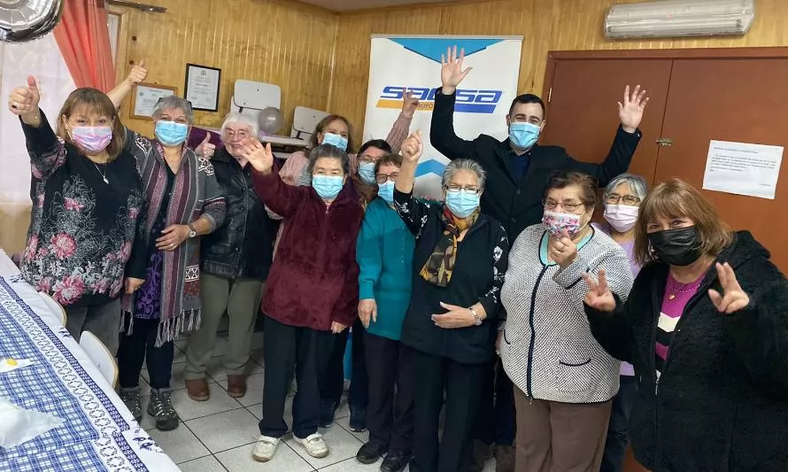 Saesa entrega energía eléctrica a agrupación de personas mayores en Valdivia