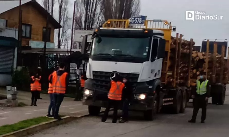 Fiscalizan a camiones de transporte de madera en Valdivia