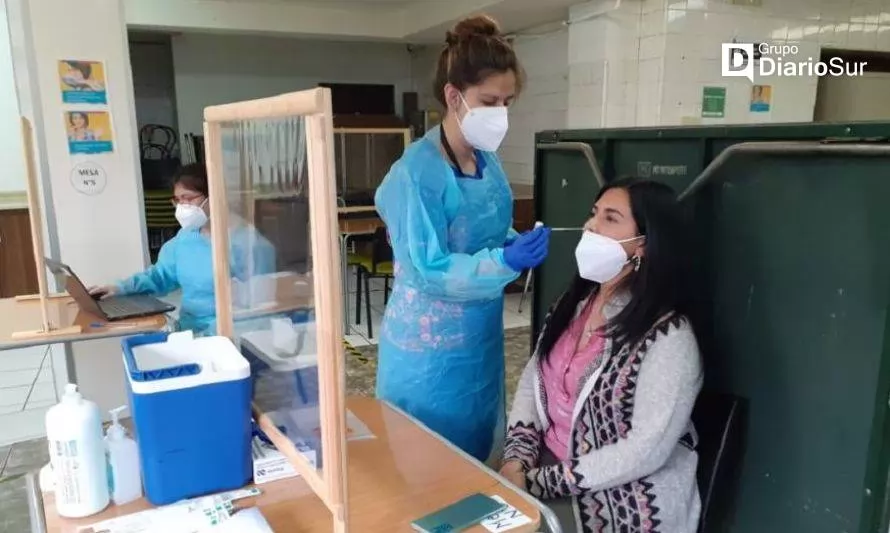 Vacunación y PCR en Valdivia: conoce los horarios y lugares para este lunes