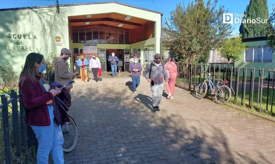 Escuela El Laurel de Valdivia espera a los votantes