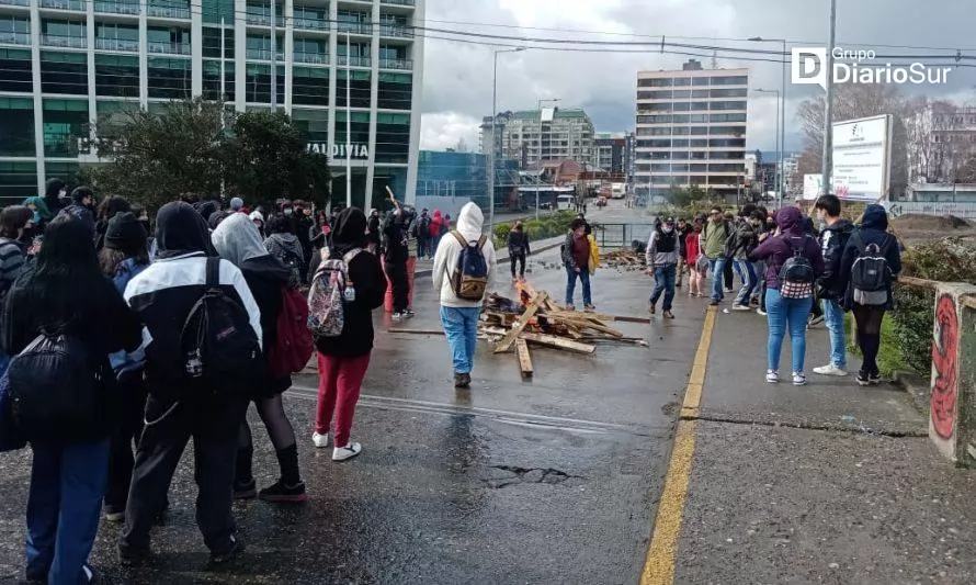 Manifestación de estudiantes interrumpe tránsito en puente Pedro de Valdivia 