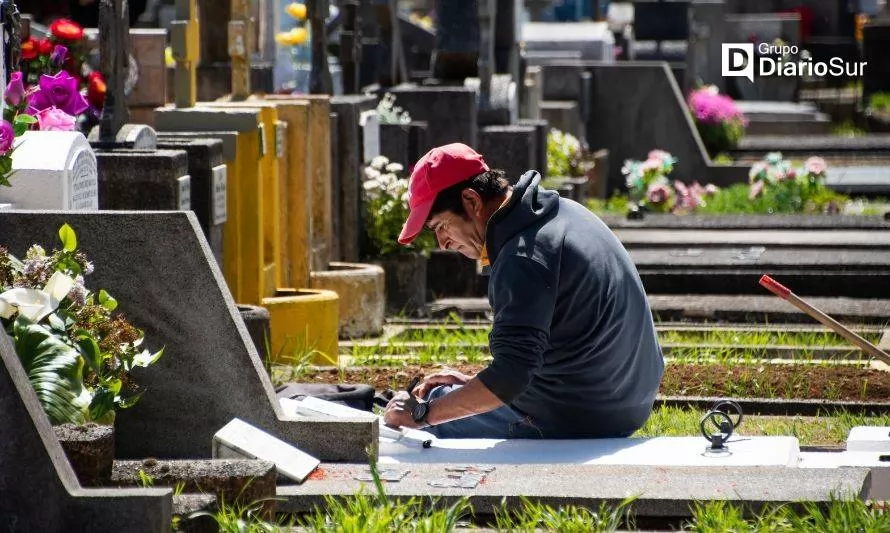 Cementerios de Valdivia reciben a cientos de personas
