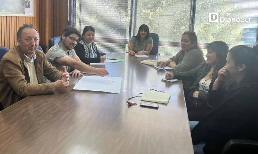 Municipio de Valdivia define plan de trabajo para ampliar escolaridad en escuela rural de Los Guindos	