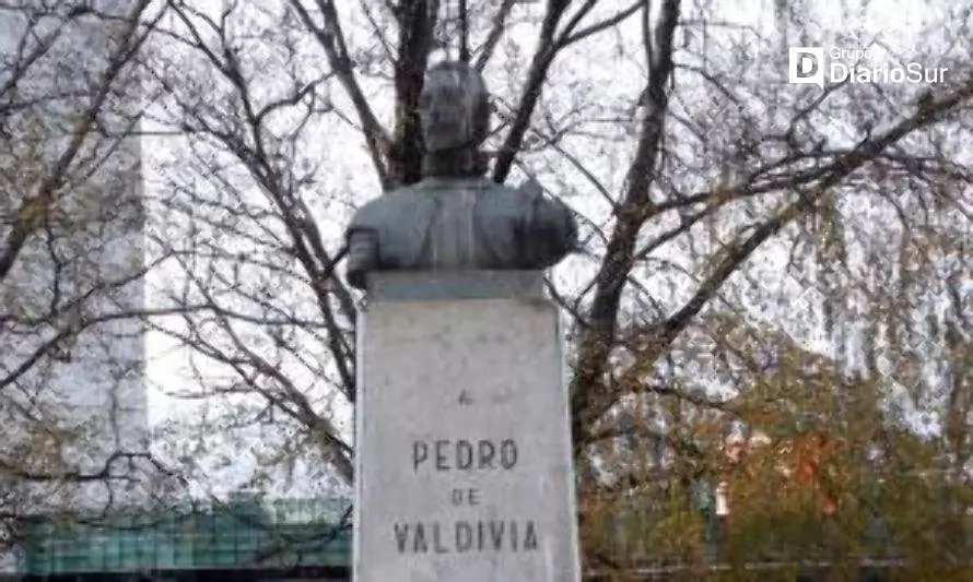 Presentan querella por robo de busto de Pedro de Valdivia en la capital de Los Ríos