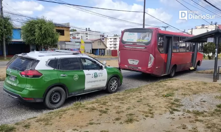 Adulta mayor sufrió caída desde microbús en Valdivia