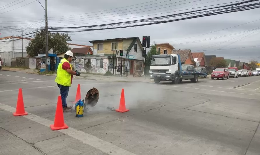 Con pruebas de humo buscan detectar conexiones irregulares al alcantarillado en Valdivia