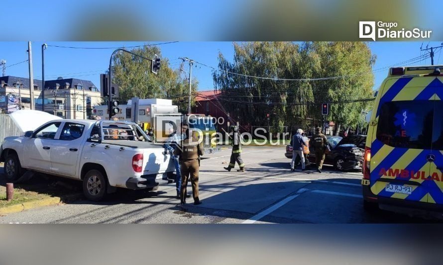 Bomberos atiende colisión vehicular en Valdivia