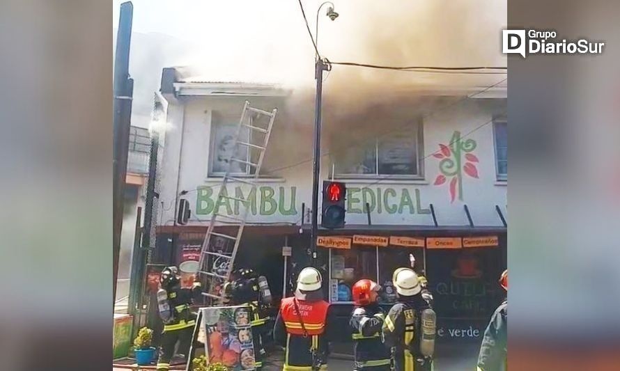Valdivia: investigan causas del incendio en locales comerciales de Beauchef 