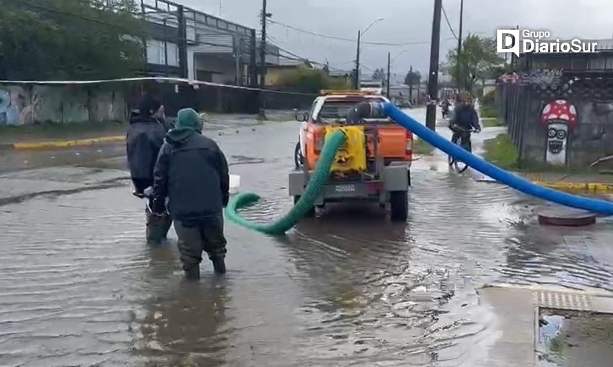 Municipio extrae el agua con motobomba en calle Errázuriz 