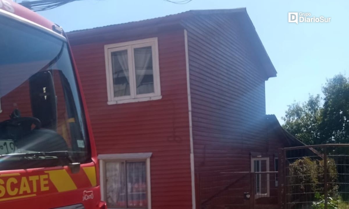 Bomberos rescata a adulta mayor atrapada en el techo de su casa en Los Lagos