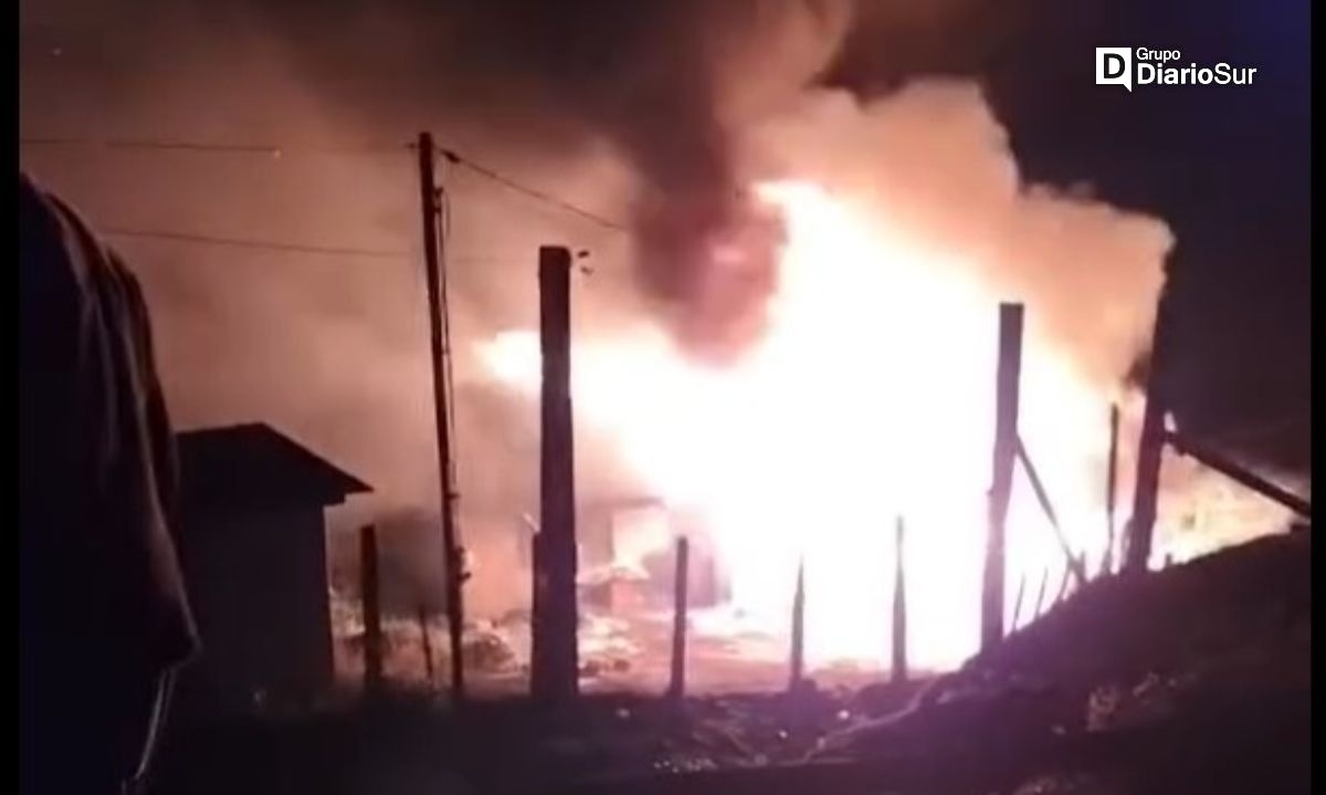 Reportan incendio de inmueble en costa valdiviana