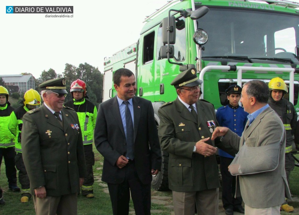 Bomberos de Mariquina, Panguipulli, Futrono y Lanco recibieron oficialmente carros de bomba y rescate