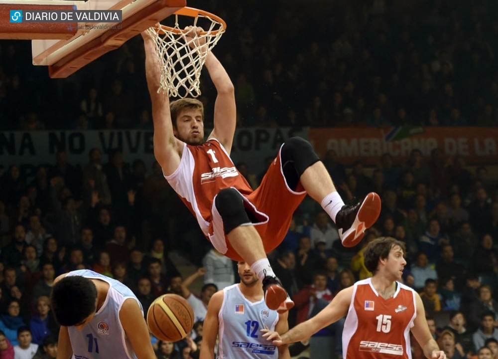 Valdivia derrotó a Ancud por 93-75 y es líder de la Liga Saesa