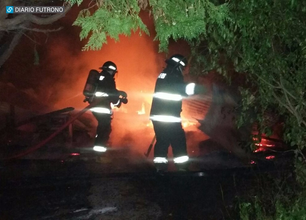 Fuego destruyó vivienda de material ligero en Llifén