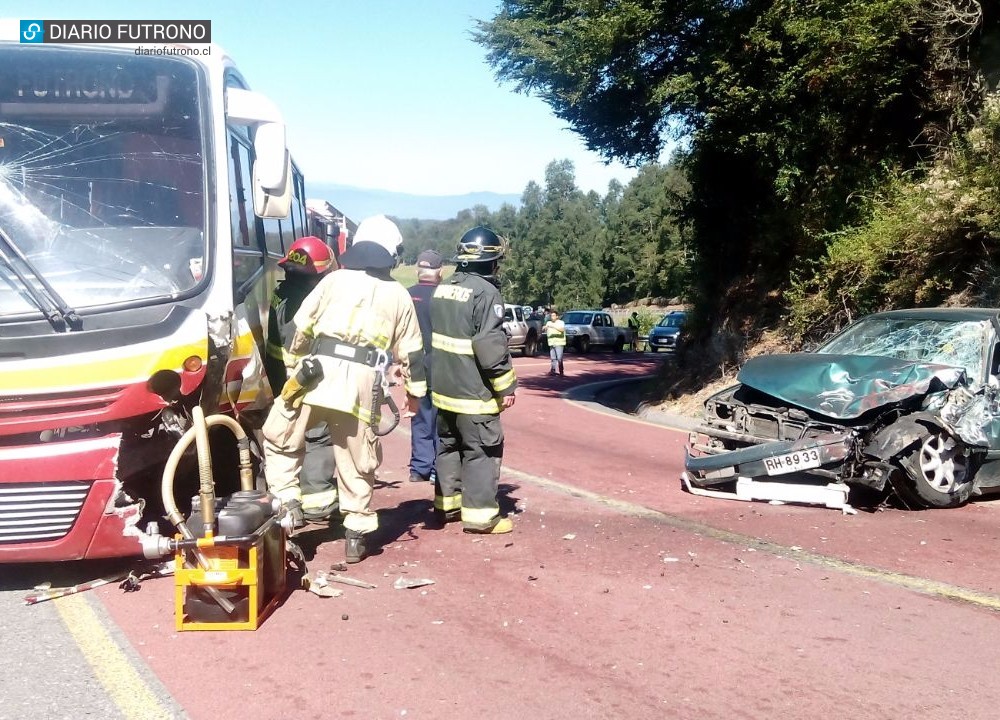 Múltiples lesionados en colisión frontal de bus y automóvil en Futrono