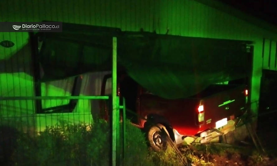 [ESTA NOCHE] Chofer ebrio incrustó su camioneta en vivienda de Paillaco