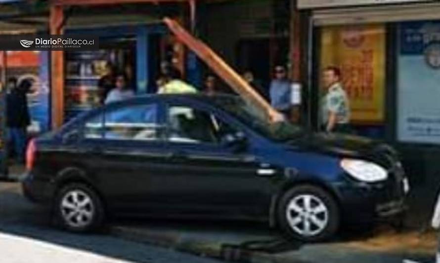 Vehículo chocó contra marquesinas de locales comerciales en pleno centro de Paillaco

