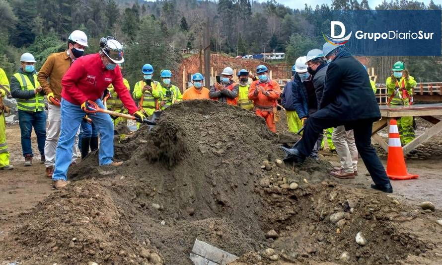 Colocan primera piedra de reposición de puente Futa en Ruta Valdivia-Corral  