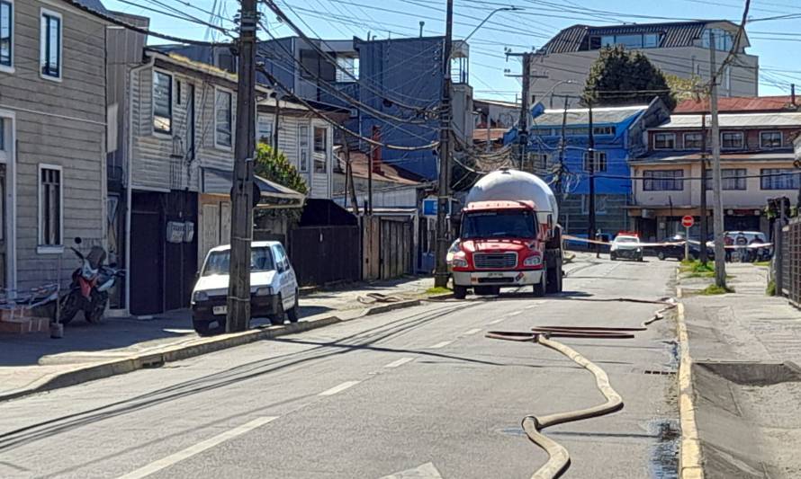 Bomberos controló liberación de gas desde camión repartidor en Valdivia