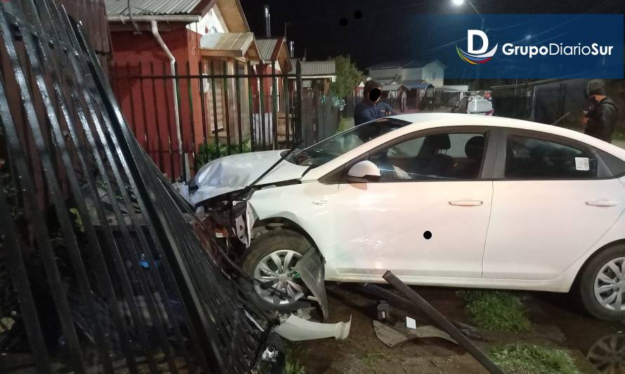 Vecinos preocupados: Auto terminó en antejardín de casa en Valdivia