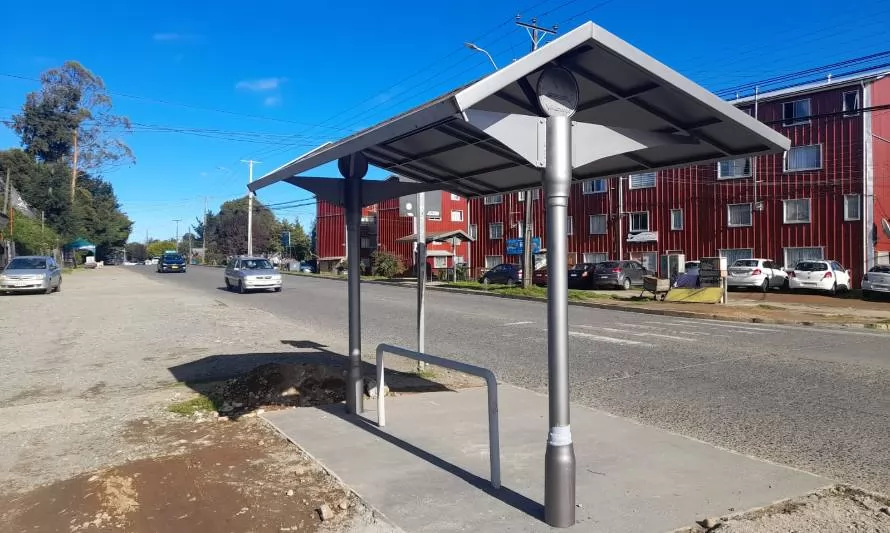 Instalan nuevos paraderos peatonales en diversos barrios de Valdivia 