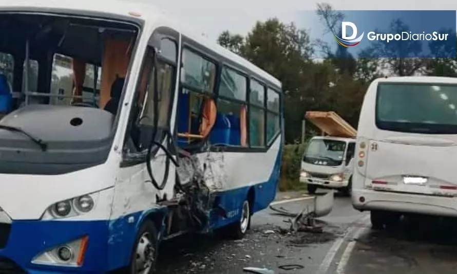 Dos buses chocaron en la salida norte de Valdivia
