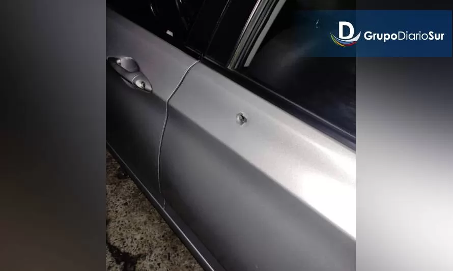 Reportan vehículo impactado con bala en calle Don Bosco de Valdivia