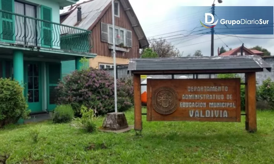 Ejecutan obras de infraestructura y mantenimiento de colegios municipales de Valdivia