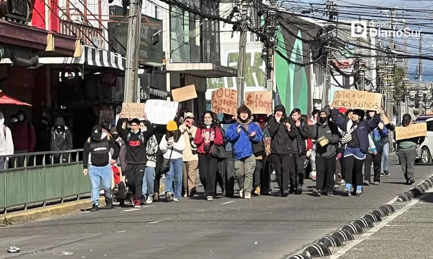 Estudiantes universitarios y secundarios marchan por calles céntricas de Valdivia