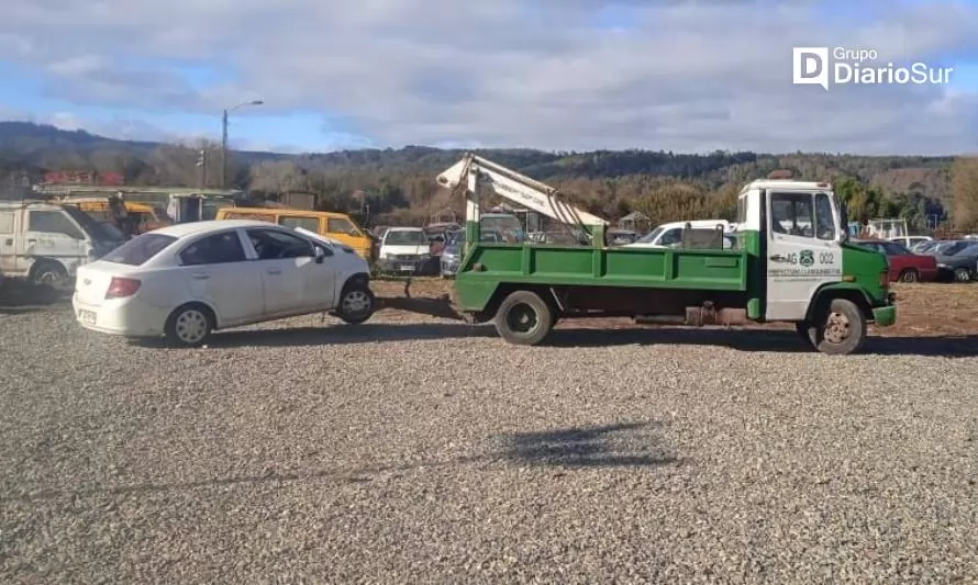 Retiran autos abandonados en la vía pública de Valdivia