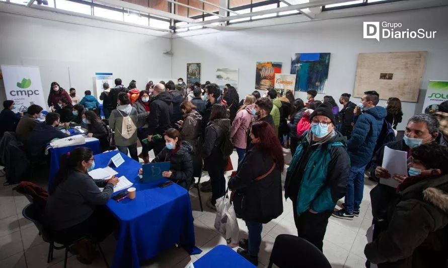 Cientos de personas asistieron a la feria laboral de Valdivia