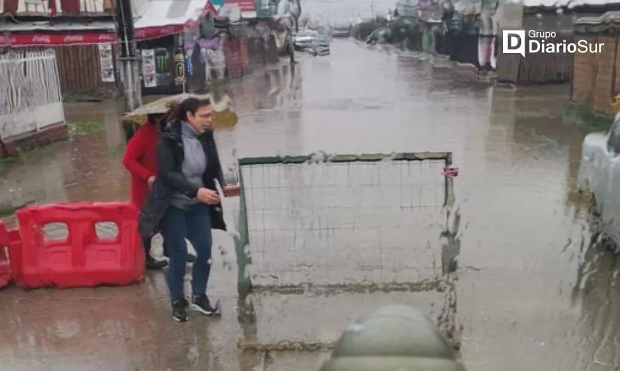 Valdivia: Vecinos cierran su calle para evitar oleaje 