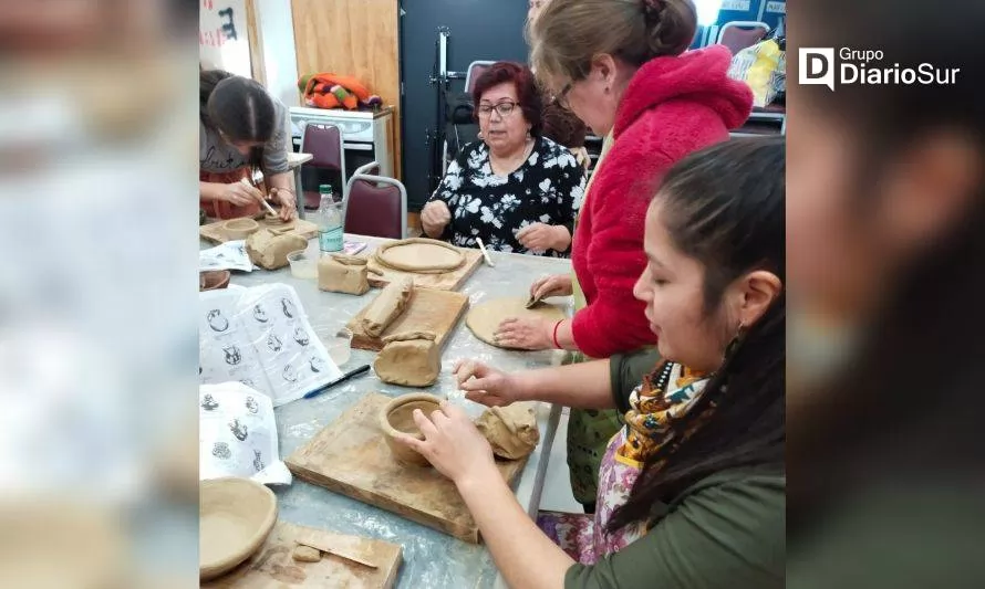Cultura mapuche: mujeres valdivianas crean piezas de cerámica