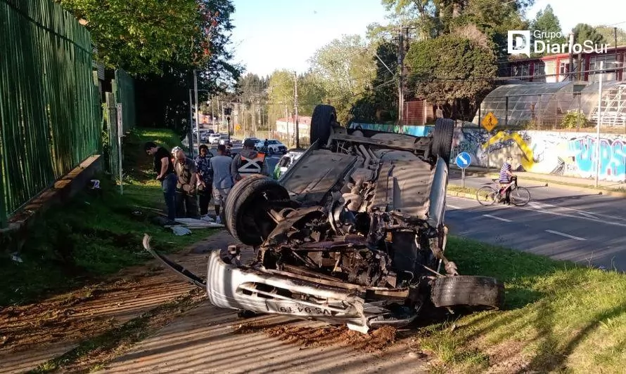 Vehículo volcó a plena luz del día en avenida Los Lingues de Valdivia