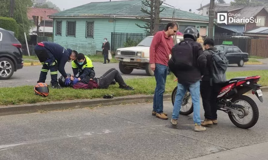 Valdivia: motociclistas colisionaron en Avenida Pedro Montt