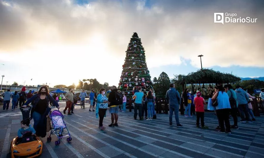 Valdivia inicia actividades navideñas con el tradicional encendido del árbol