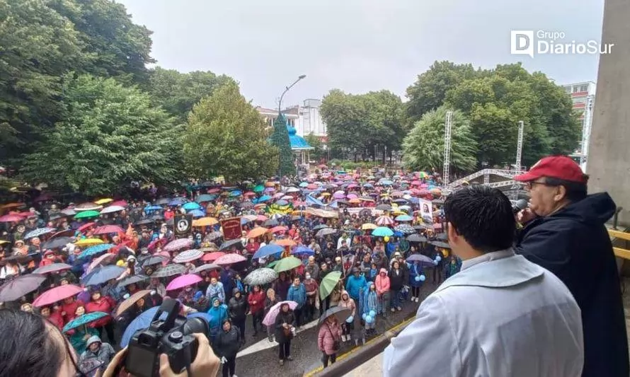 Procesión de la virgen volvió con arcoíris de paraguas por las calles de Valdivia