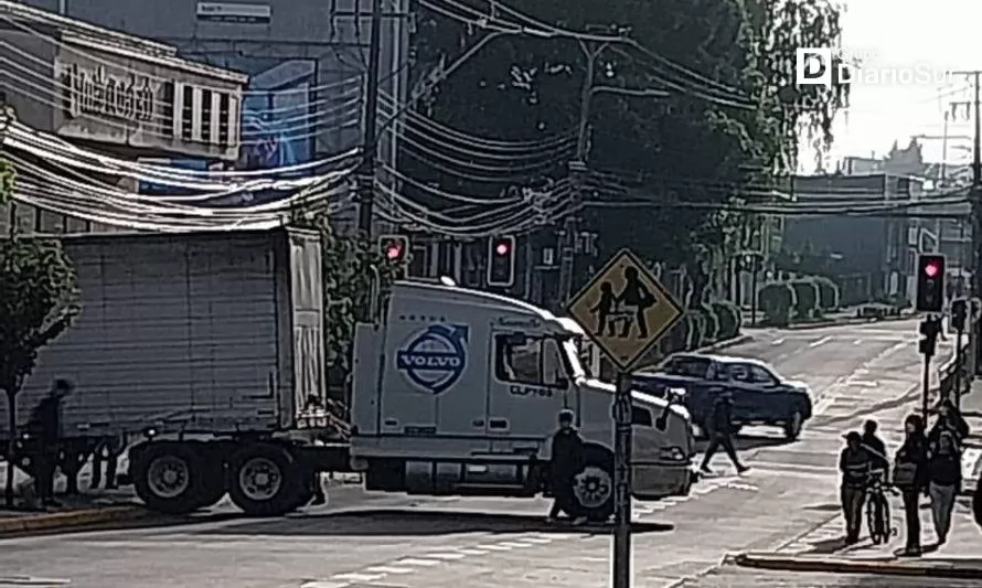 Camión causó taco en transitada calle de Valdivia