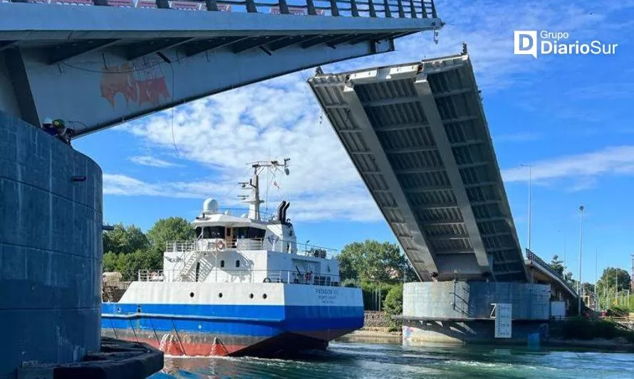 Con paso de embarcación Patagón VII, MOP concluyeron aperturas del puente Cau Cau de 2022