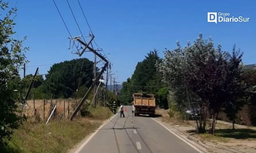 Camión chocó tres postes de tendido eléctrico en Valdivia