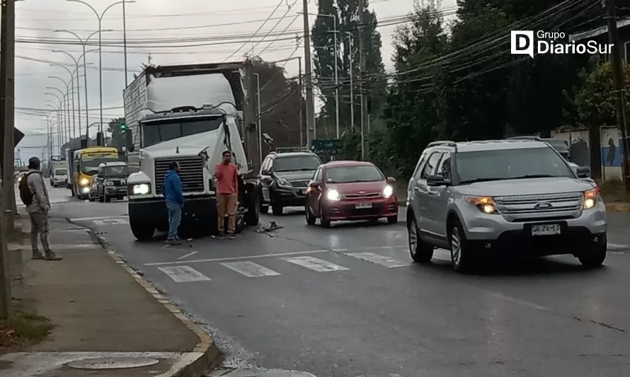 Camiones colisionaron en Avenida Picarte de Valdivia