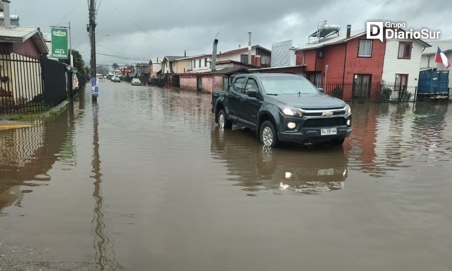 Piden solución para intersección anegada por lluvias en Valdivia