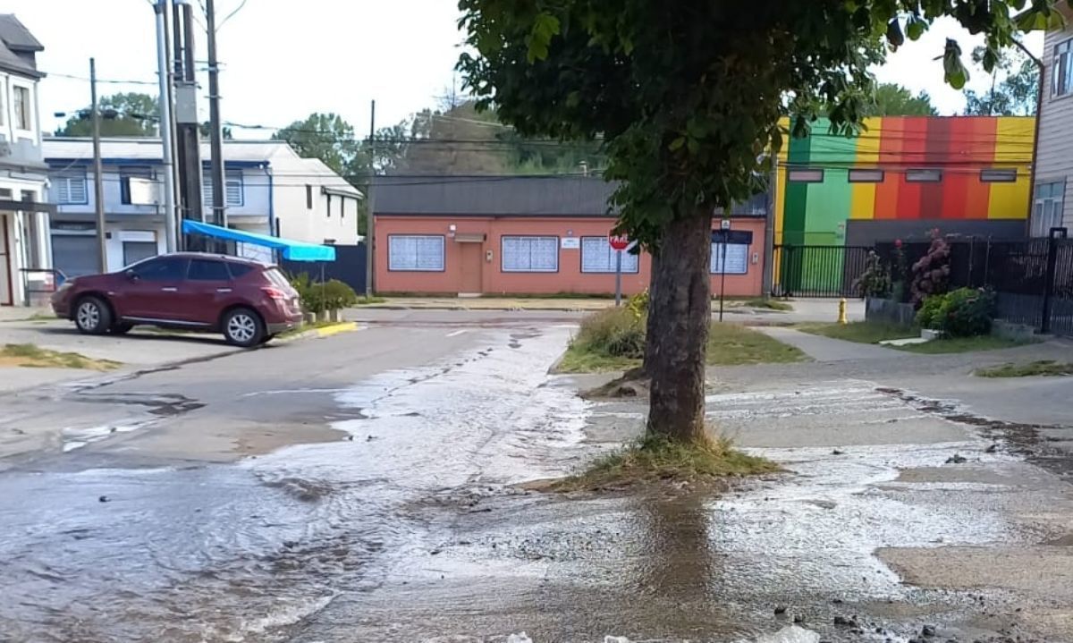 Aguas Décima trabaja en reponer servicio por corte de emergencia en calle Huemul