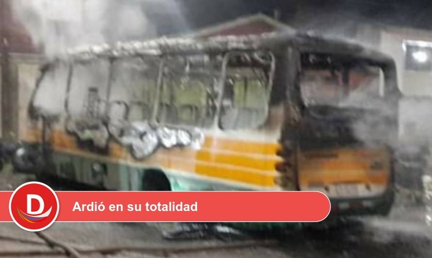 Microbus fue consumido por las llamas en Valdivia 
