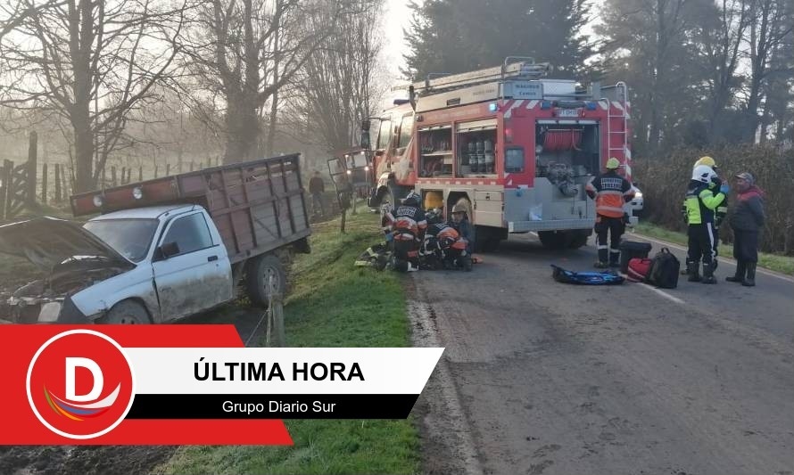 4 lesionados: Camioneta colisionó tractor estacionado en Río Bueno