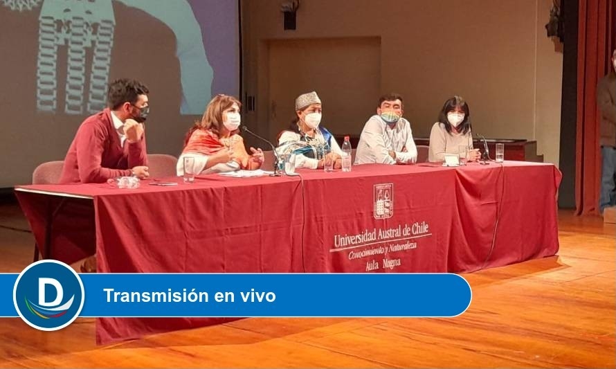 Revisa la participación de Elisa Loncon en actividad realizada en la Universidad Austral