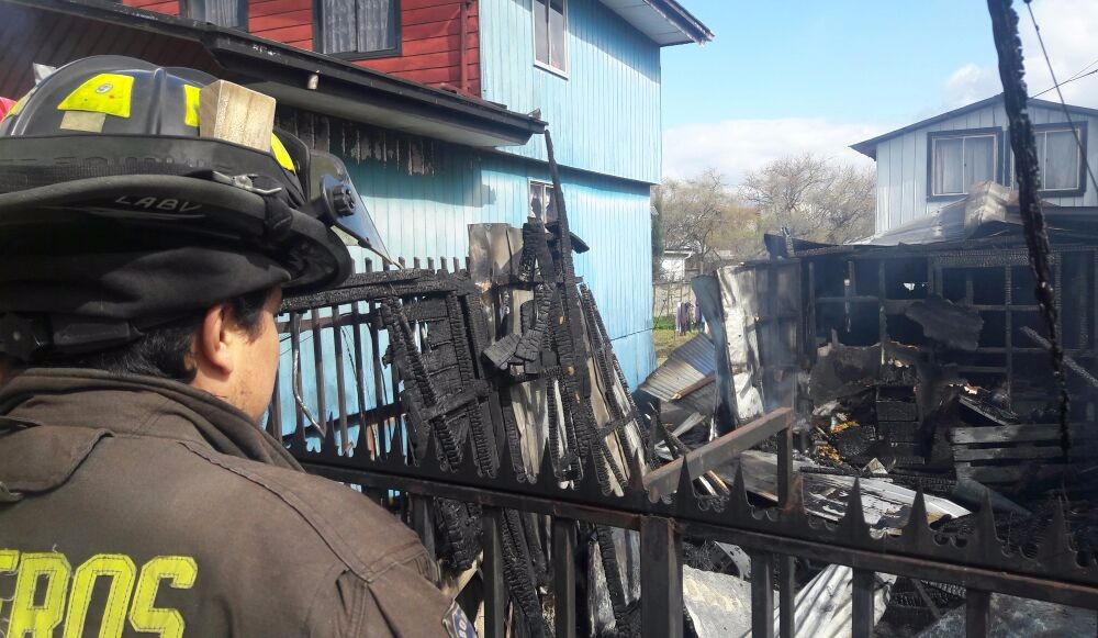 Incendio en calle Beneficencia deja vivienda totalmente destruida
